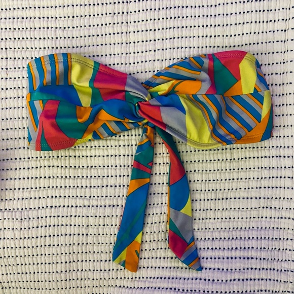 Lot of 3 swimsuit tops sized small - Picture 5 of 13